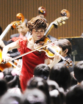 24年12月17日に開催された「西丸子・上丸子・中原・東住吉小学校合同音楽鑑賞教室」での演奏（とどろきアリーナ）