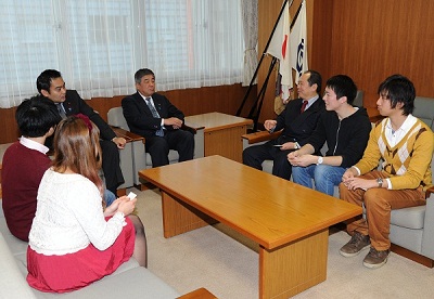 正副議長と懇談する専修大学の原田教授と学生たちの写真