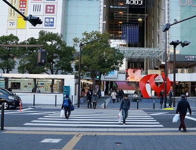 25年4月に設置された川崎ルフロン前の信号機と横断歩道（川崎駅東口）の写真