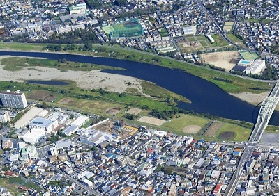 民間のグラウンドが点在する多摩川河川敷（多摩区）の写真
