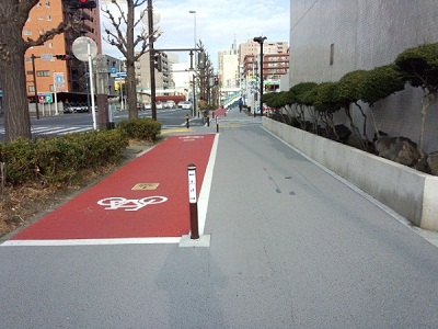 自転車と歩行者の通行帯が分けられている川崎区の市電通りの歩道の写真