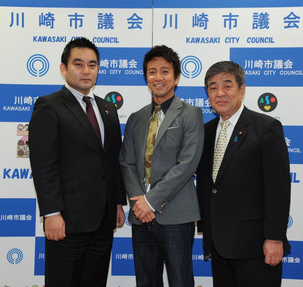 浅野文直議長、風間トオルさん、飯塚正良副議長が3人で写った画像