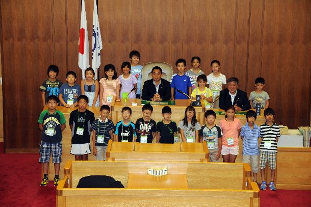 夏休みこども議場見学会の午後の部参加者と議長・副議長の写真