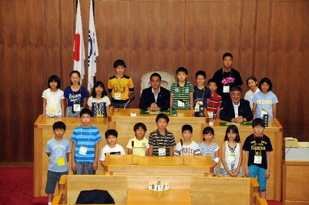 夏休みこども議場見学会の午前の部参加者と議長・副議長の写真