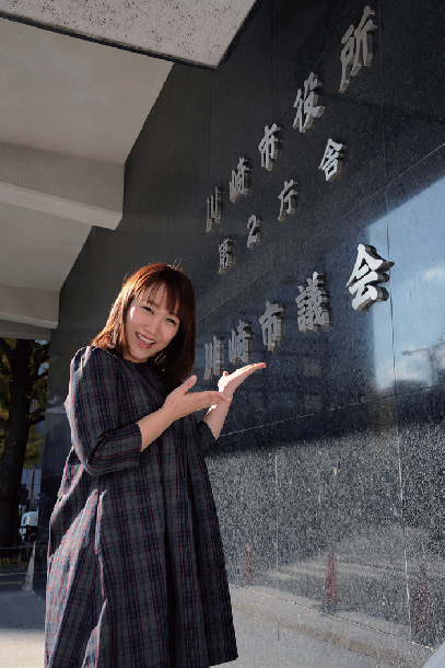 市役所第2庁舎前で案内する前田薫里さん（かおりん）