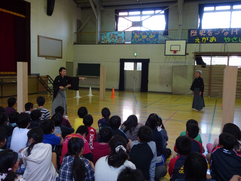 市立小学校で開催された能楽の体験学習