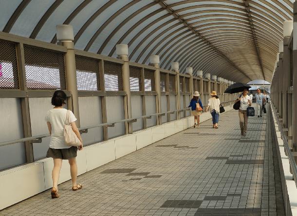 JR川崎駅にある東西連絡歩道橋