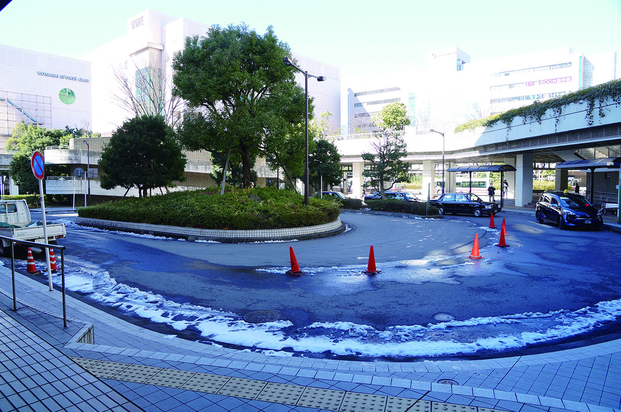 小田急線新百合ヶ丘駅南口の駅前広場（麻生区）