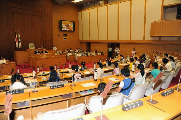 夏休みこども議場見学会