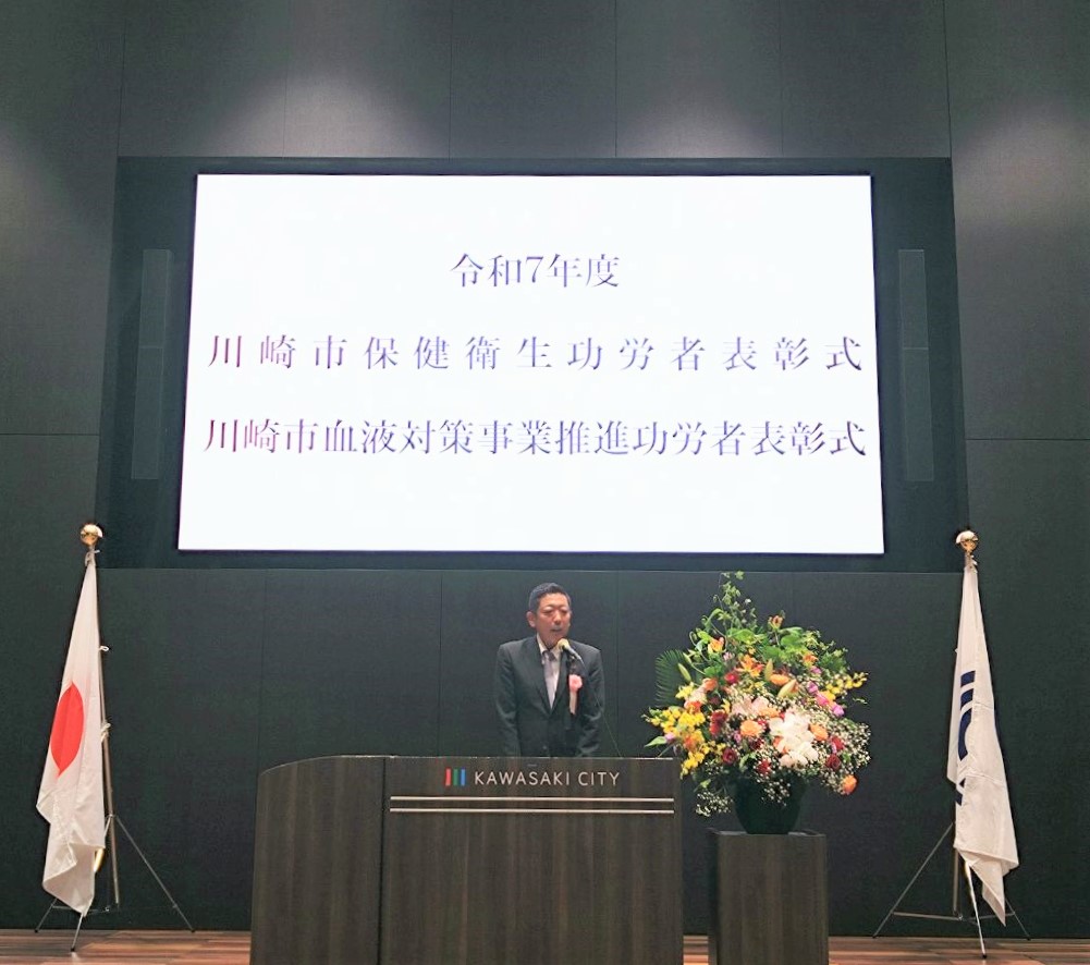 挨拶を述べる議長