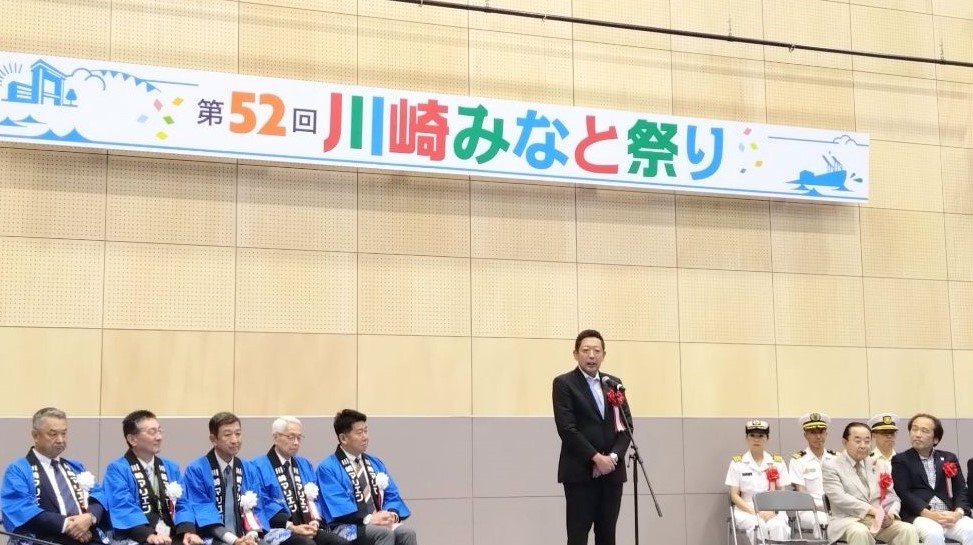 挨拶を述べる議長