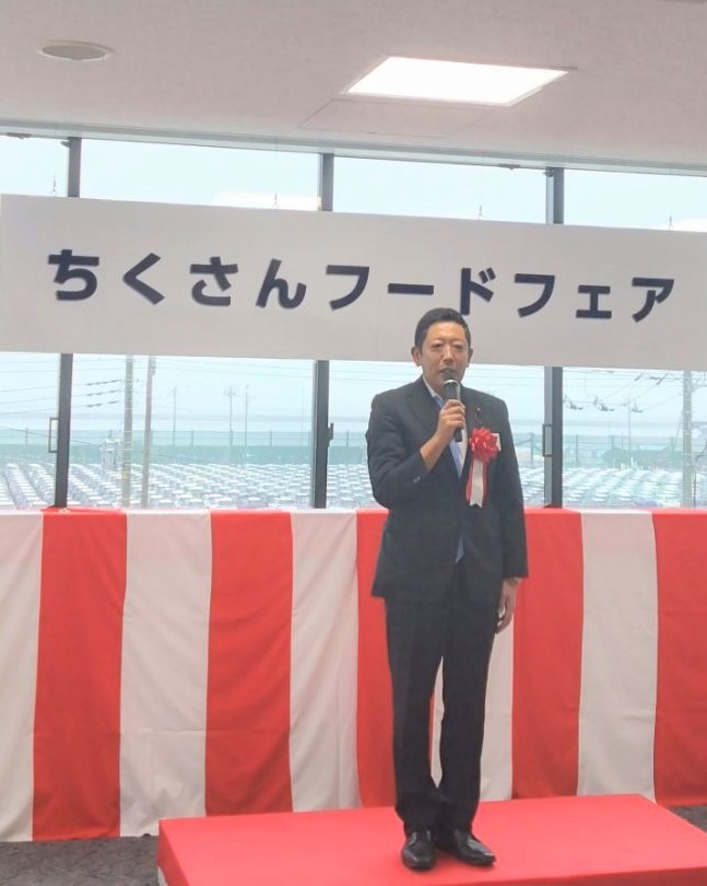 挨拶を述べる議長