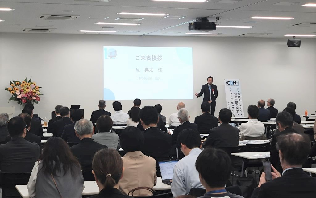 挨拶を述べる議長