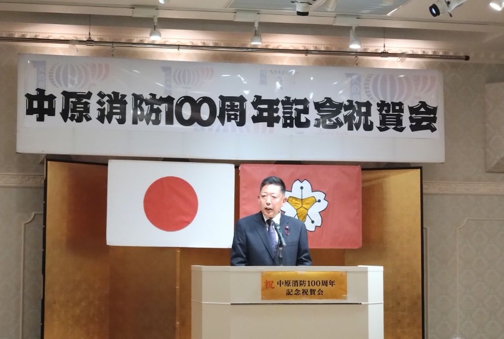 挨拶を述べる議長