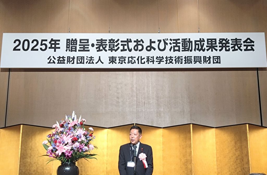 挨拶を述べる議長