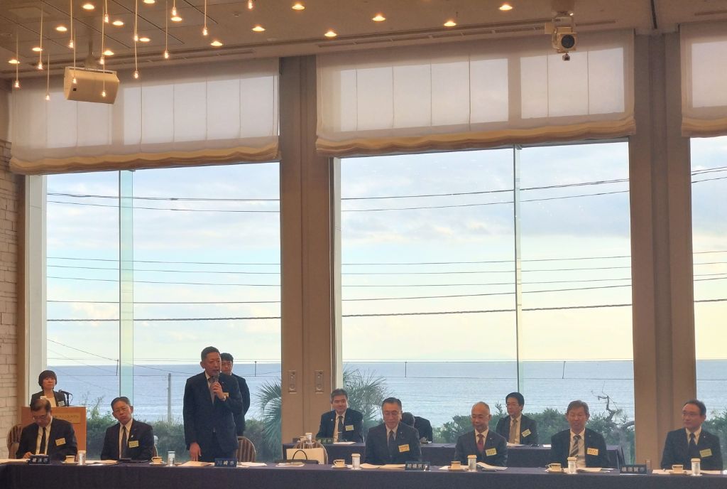 挨拶を述べる議長