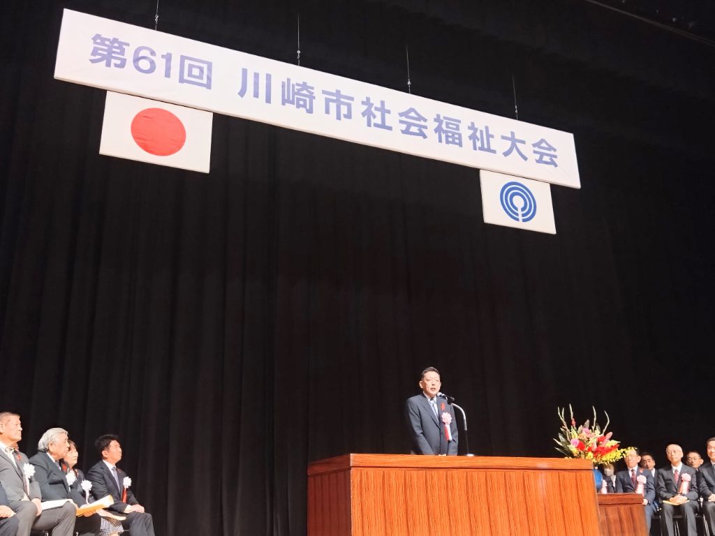 挨拶を述べる議長