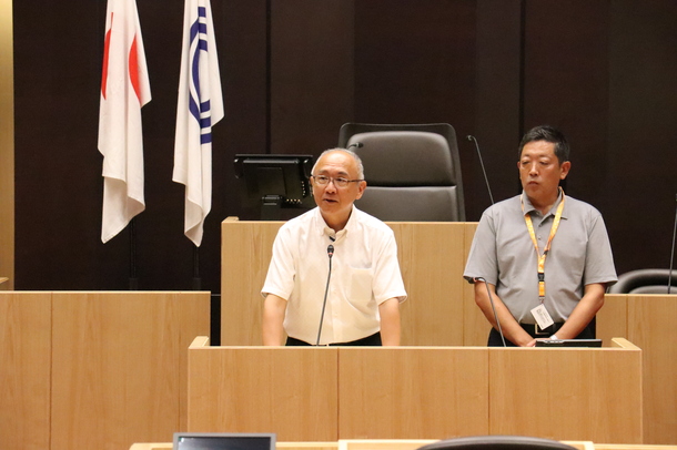 挨拶する堀添健副議長
