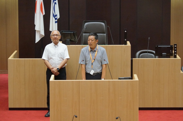 挨拶する原典之議長