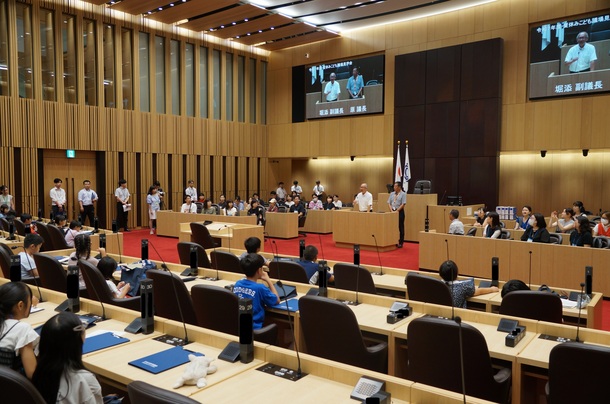 議員席に座るこどもたち