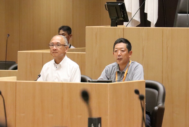 質問に答える議長・副議長