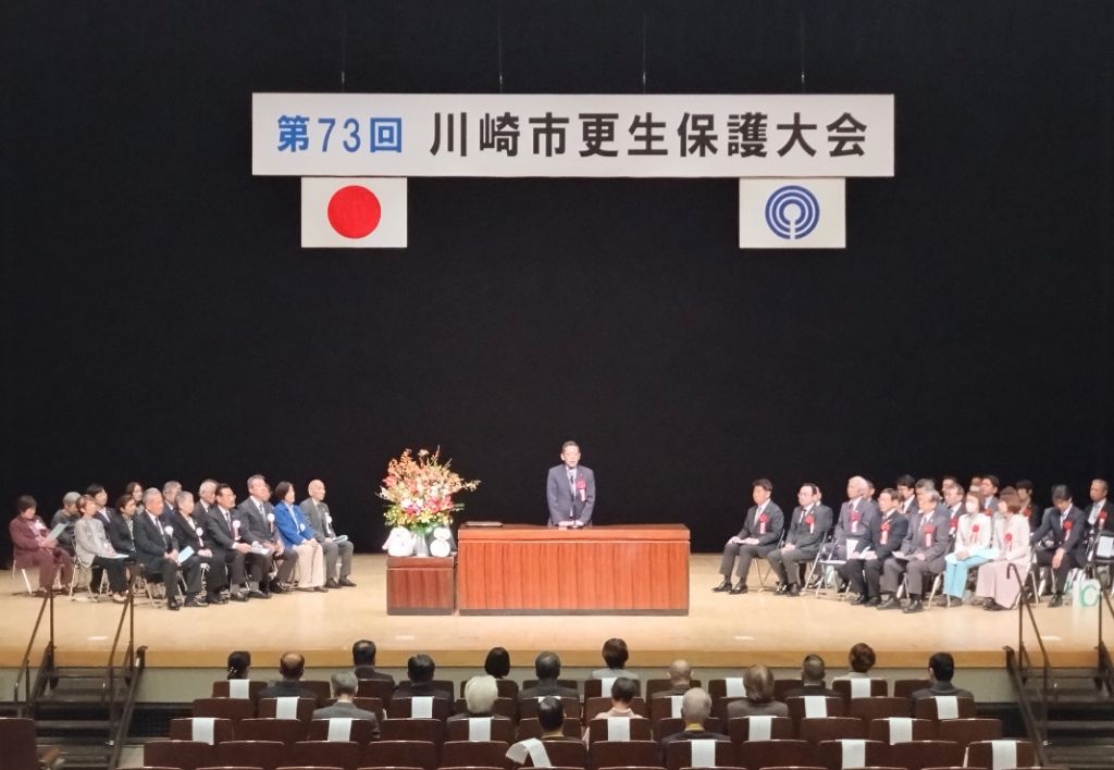 挨拶を述べる議長