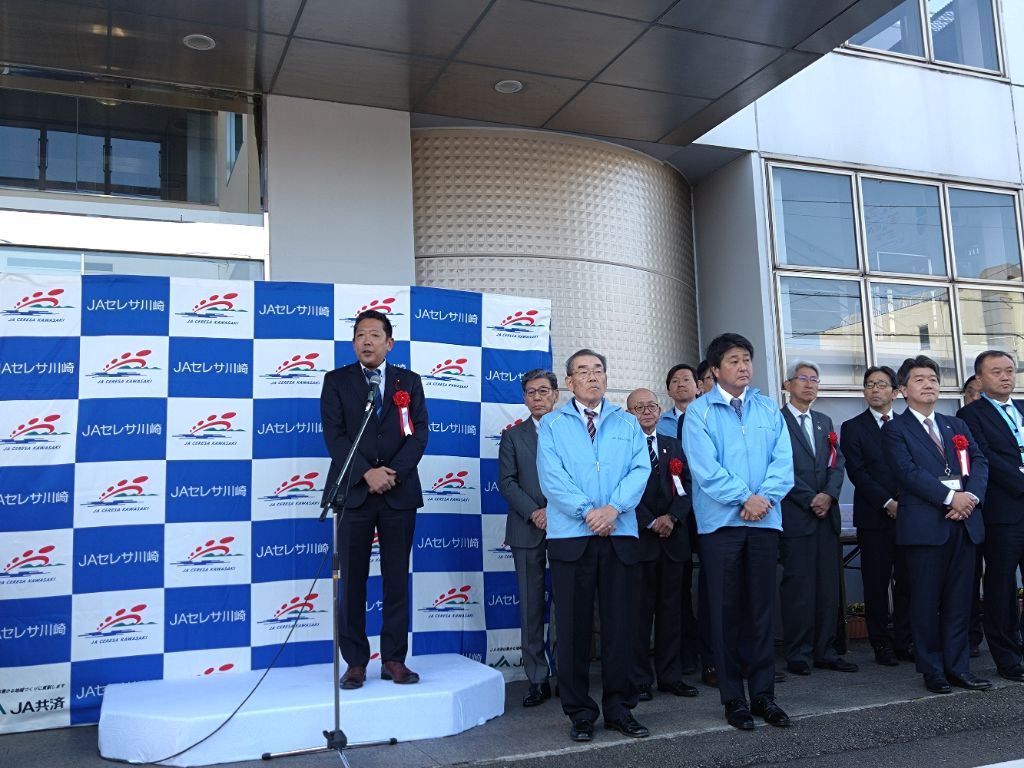 挨拶を述べる議長