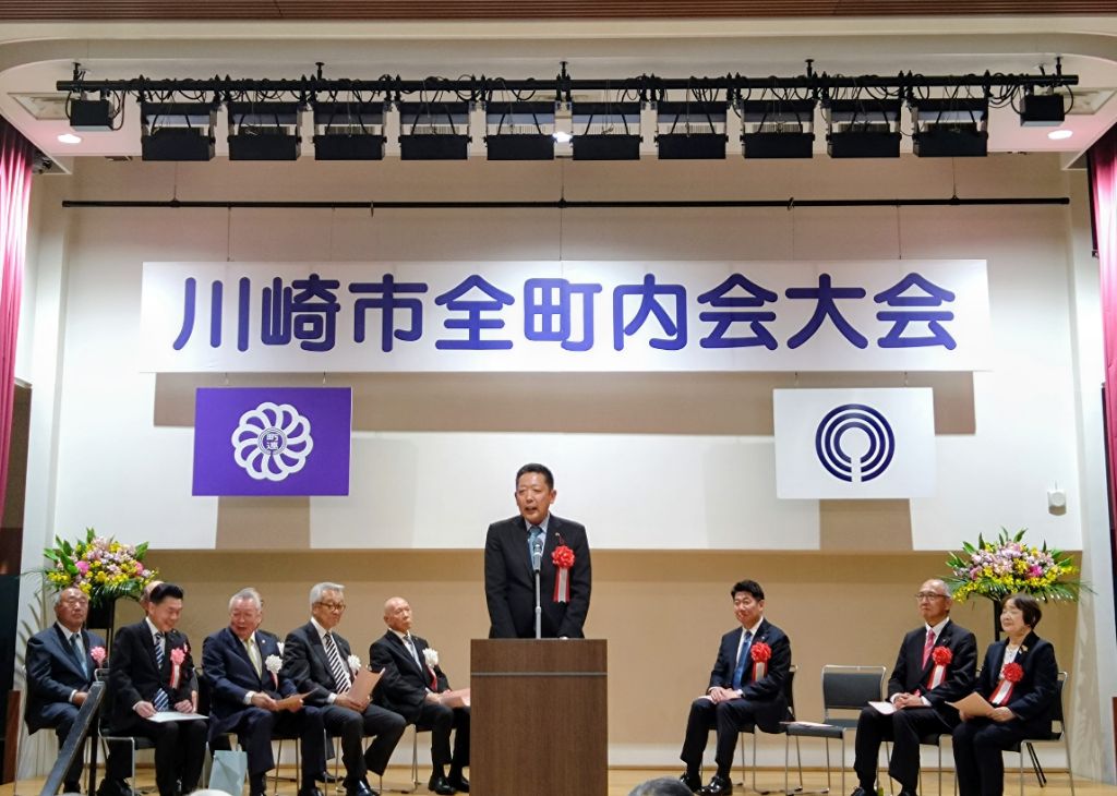 挨拶を述べる議長