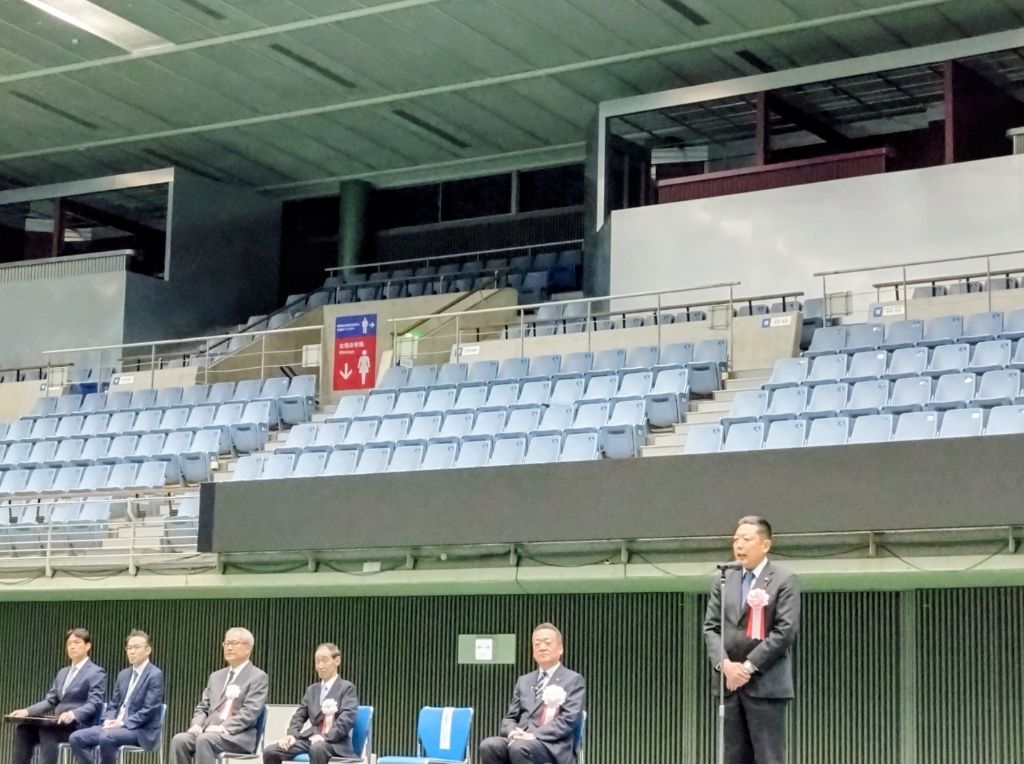 挨拶を述べる議長