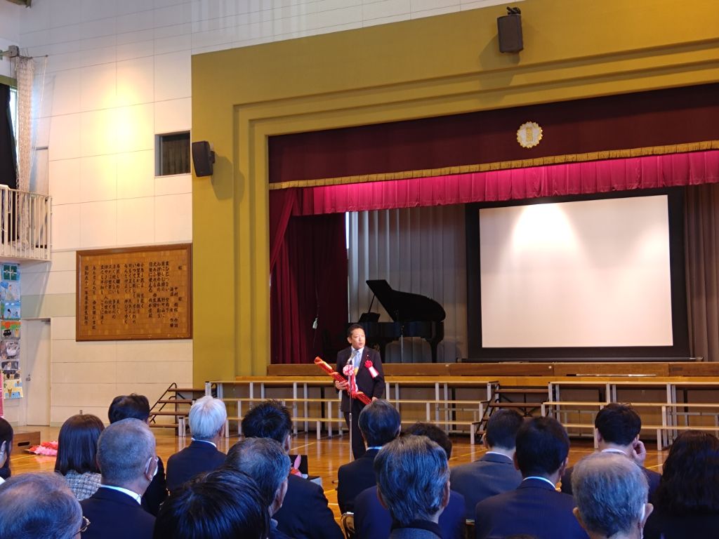 挨拶を述べる議長