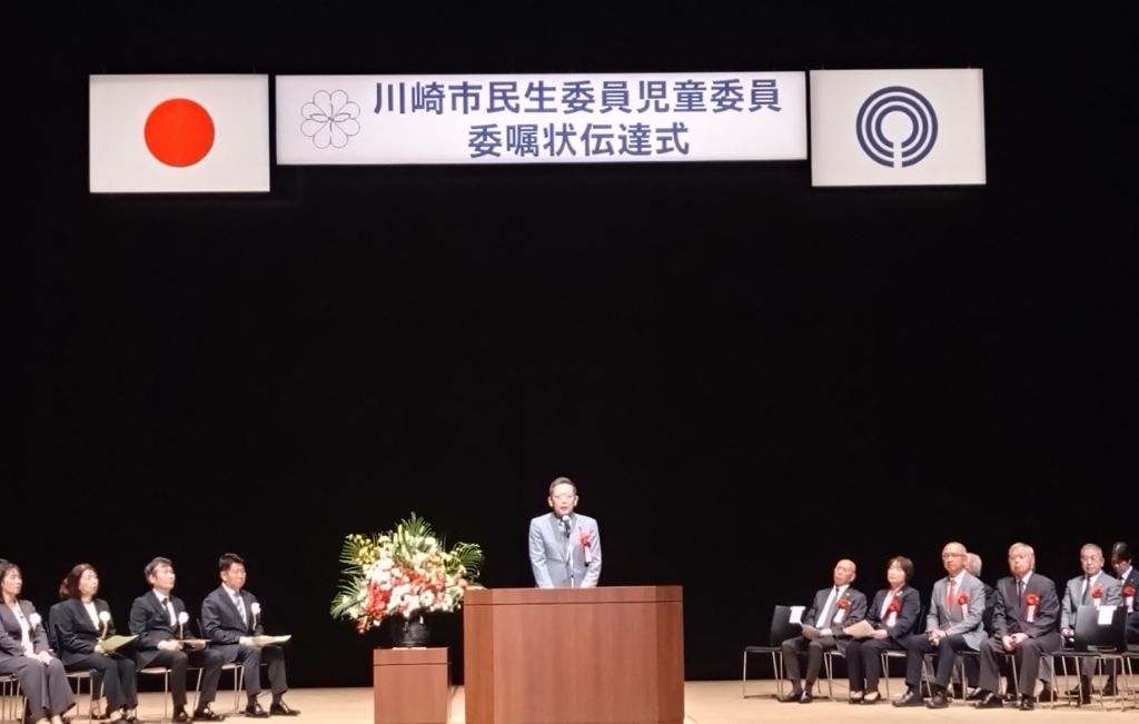 挨拶を述べる議長