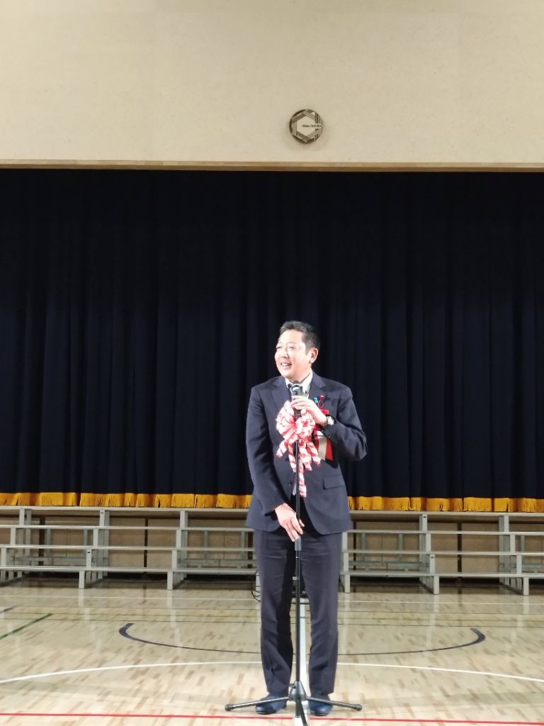 挨拶を述べる議長