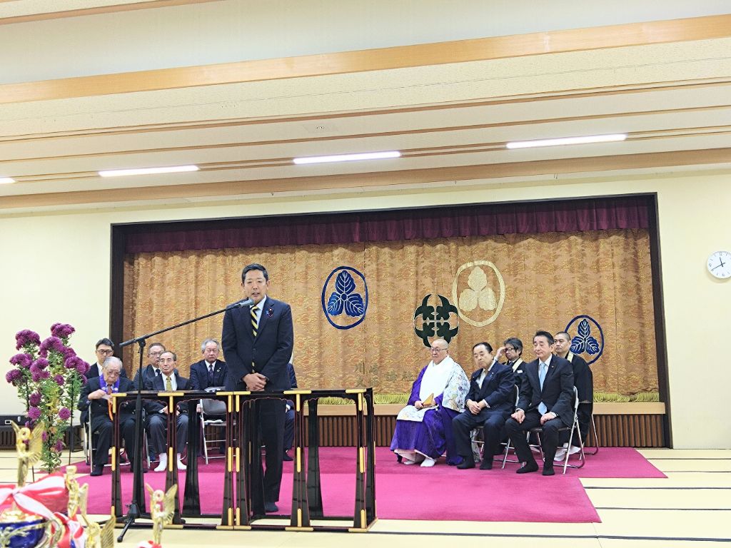 挨拶を述べる議長