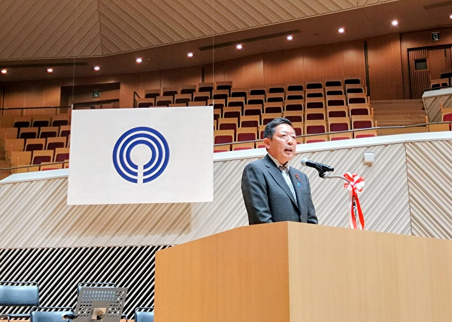 挨拶を述べる議長