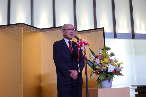 挨拶を述べる副議長