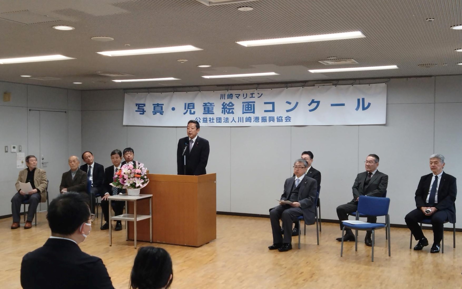 挨拶を述べる議長