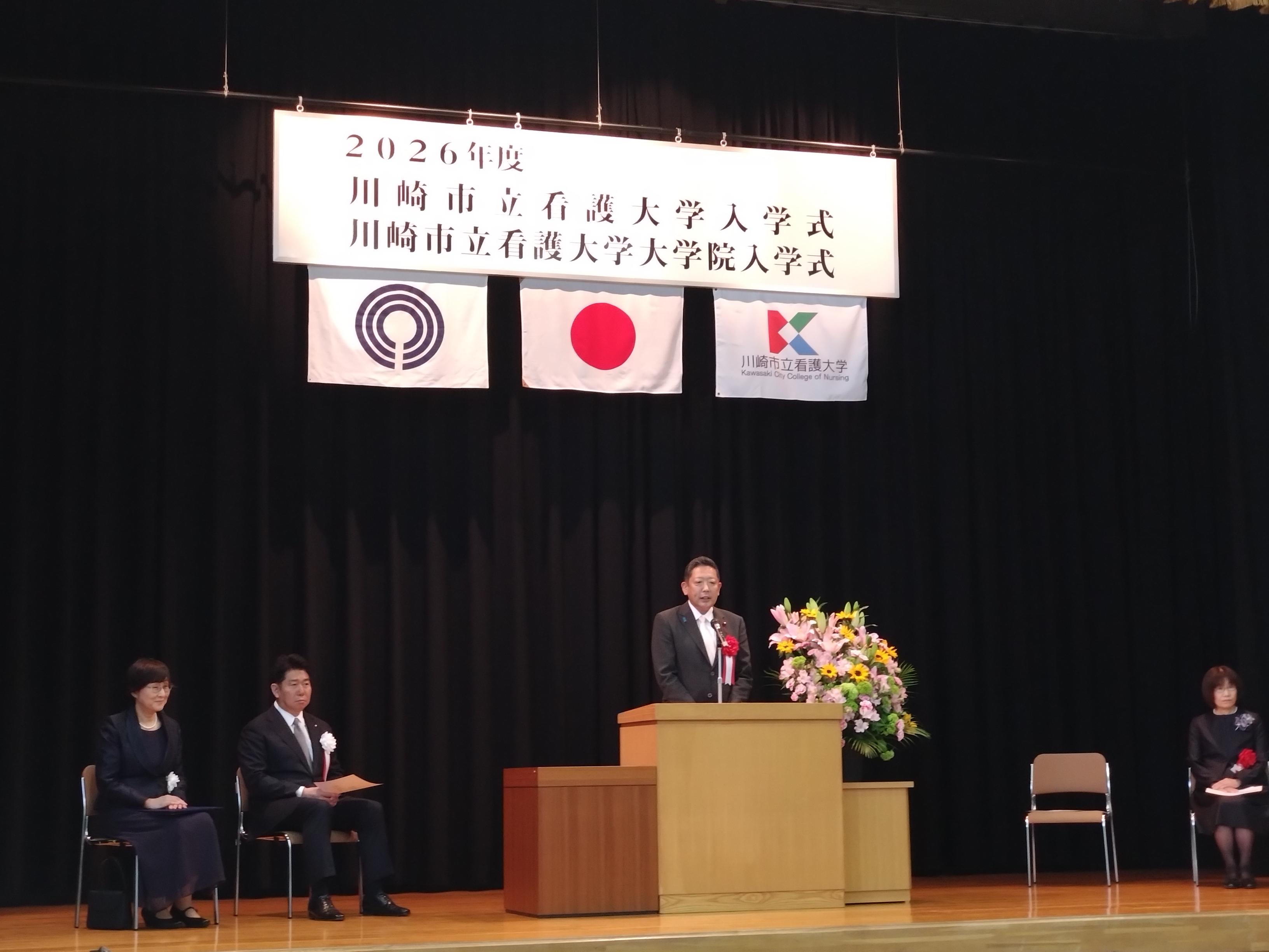 挨拶を述べる議長