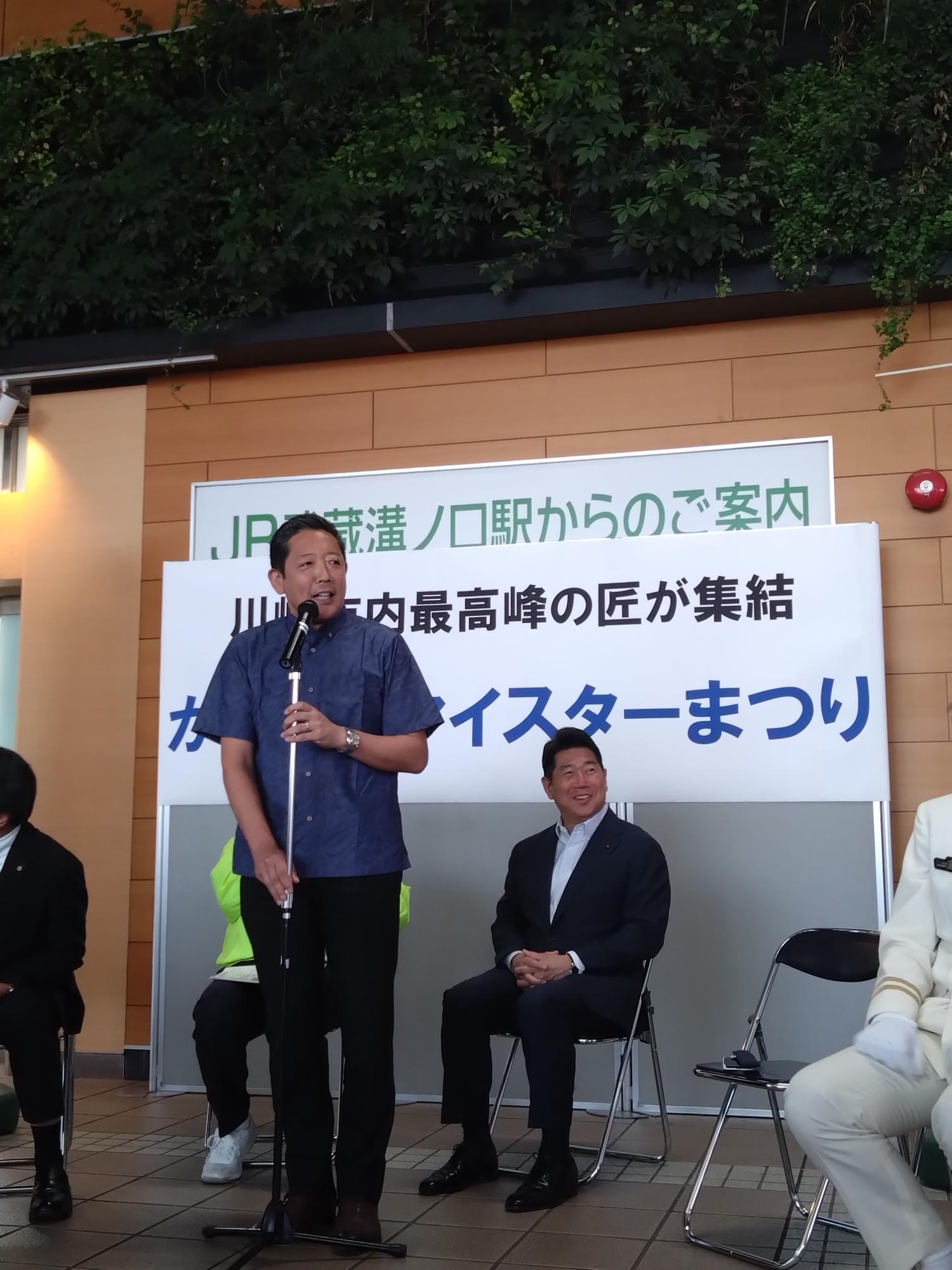挨拶を述べる議長