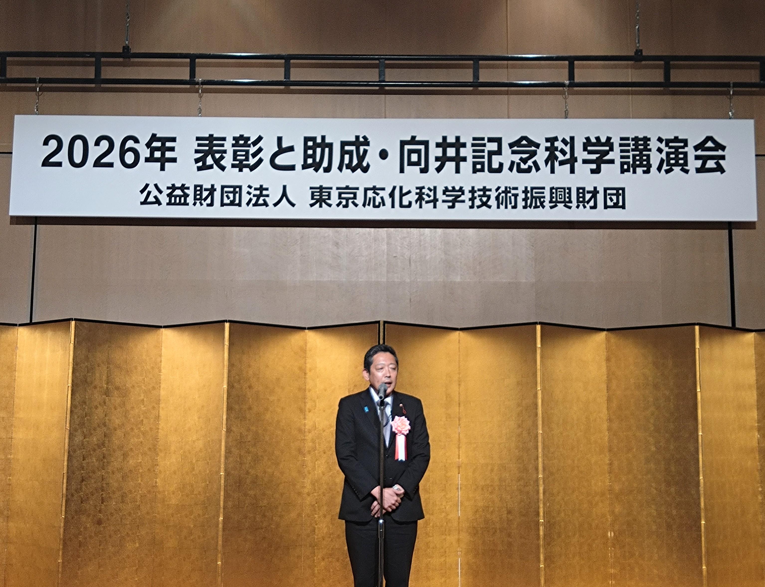 挨拶を述べる議長