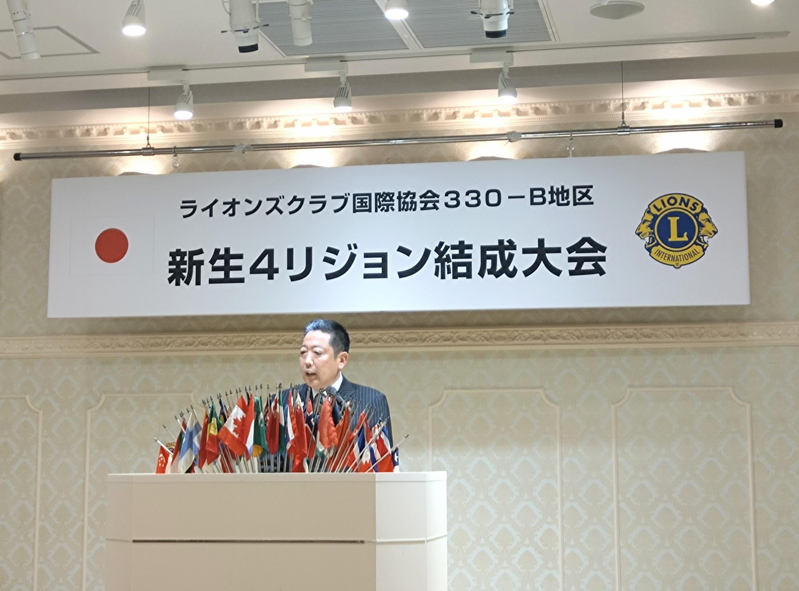 挨拶を述べる議長