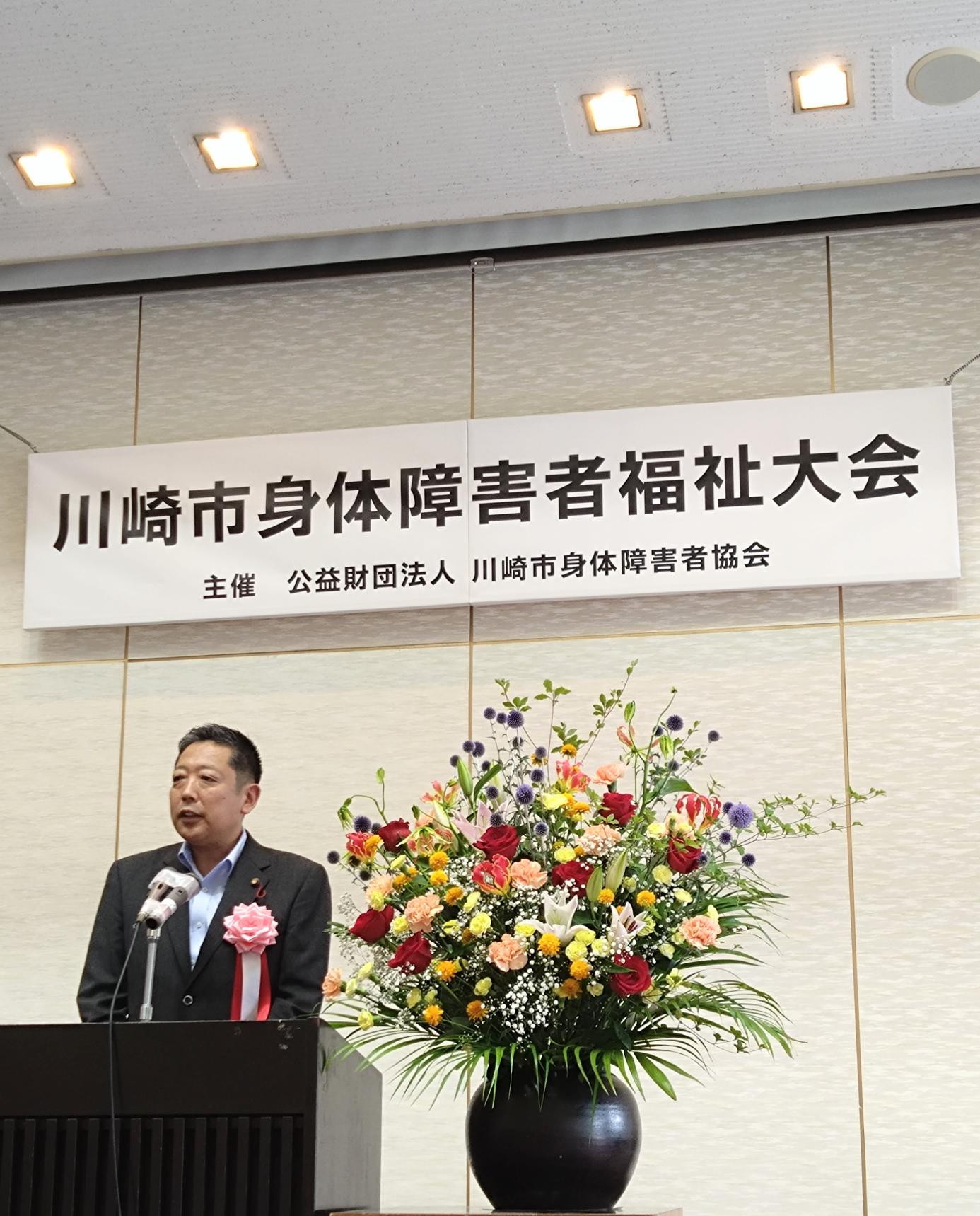 挨拶を述べる議長