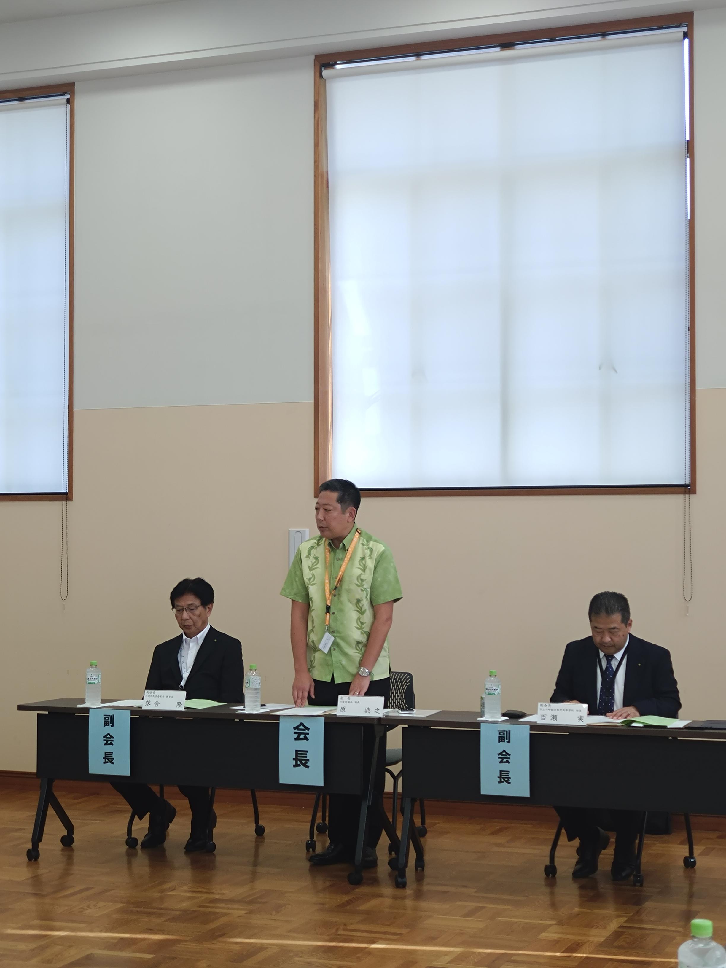 挨拶を述べる議長