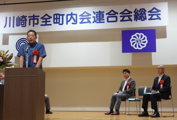 挨拶を述べる議長