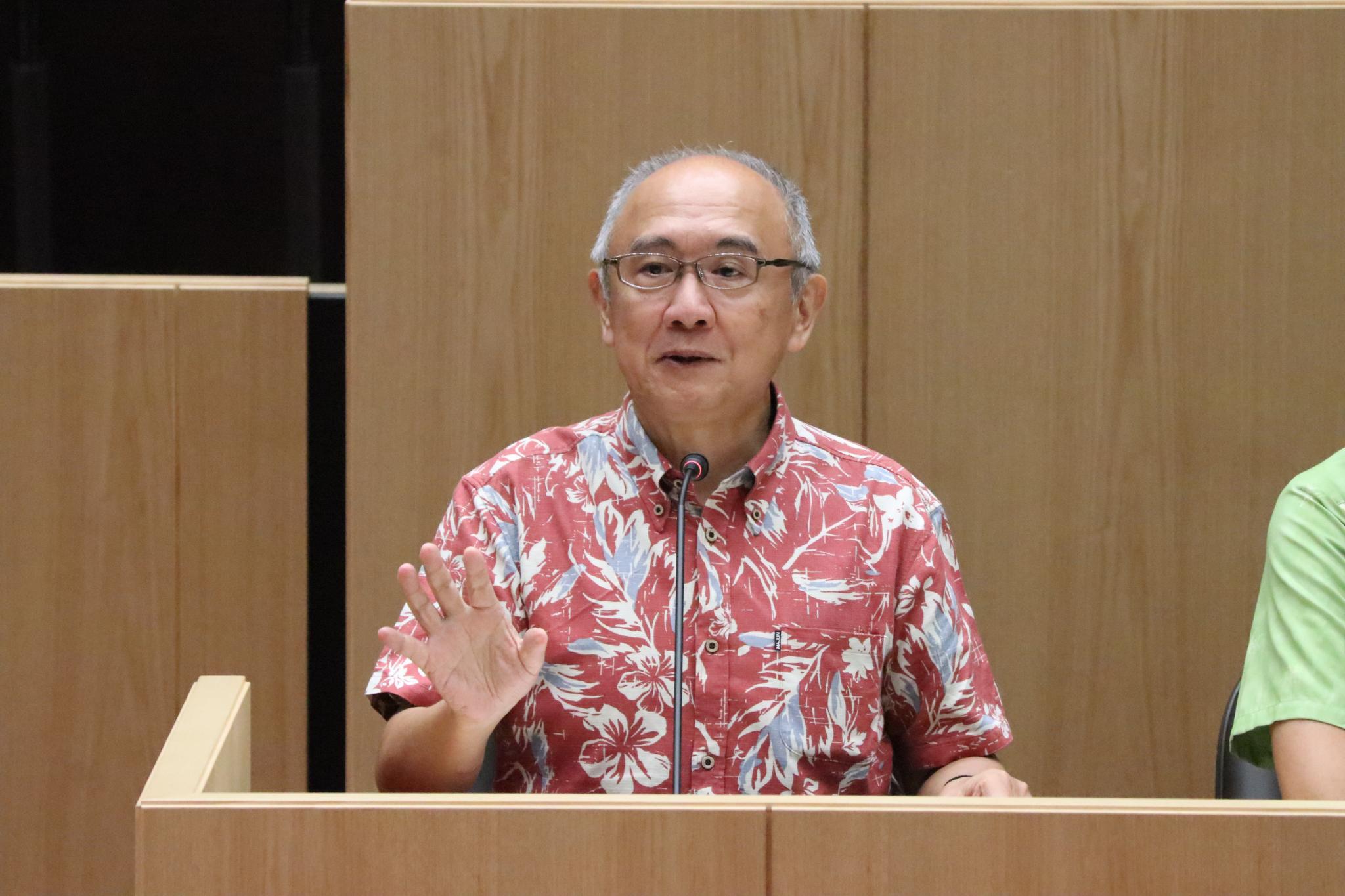 質問に答える副議長