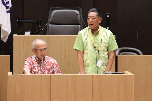 挨拶する原典之議長