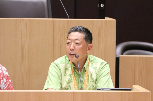 質問に答える原議長