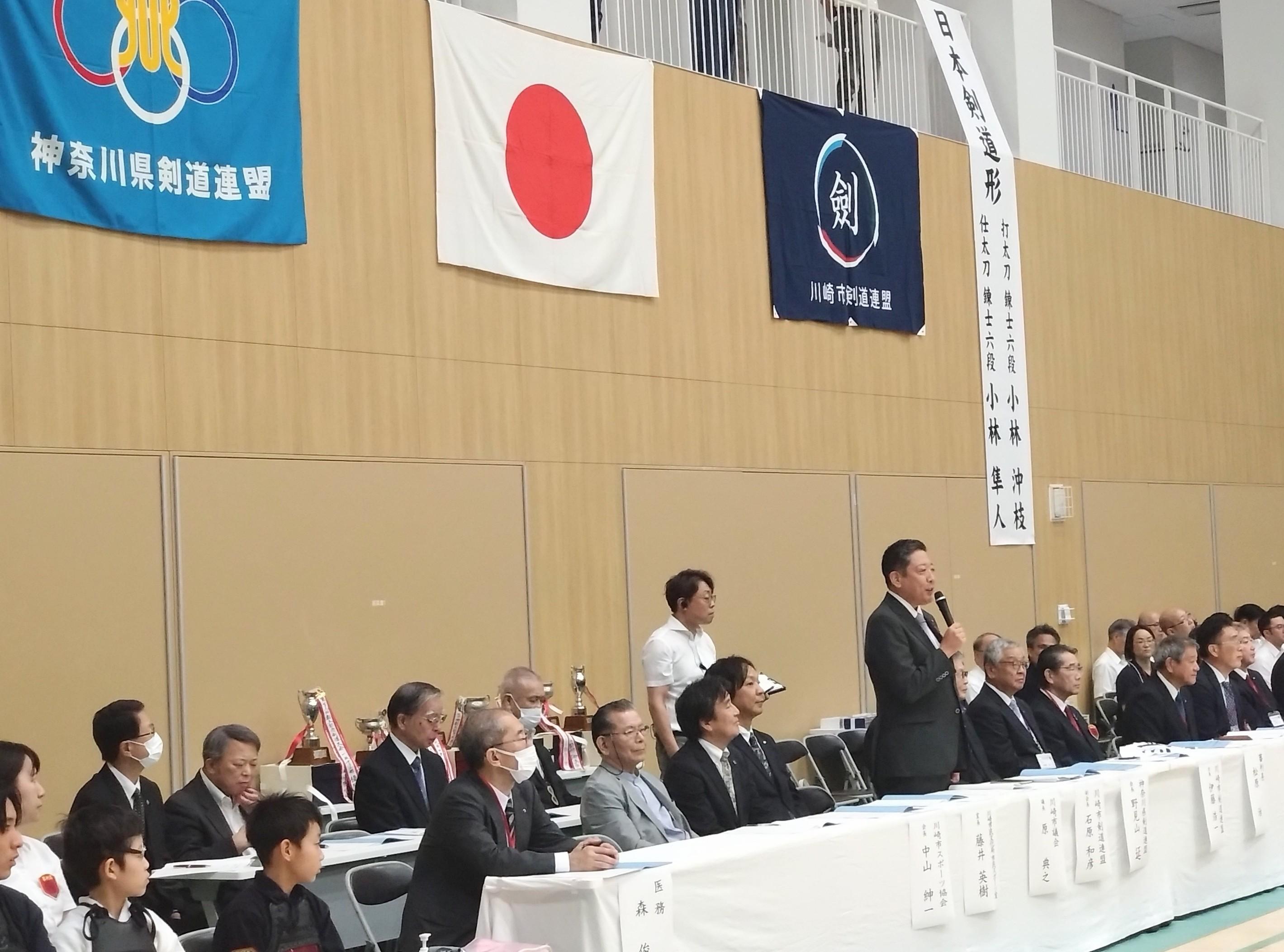 挨拶を述べる議長
