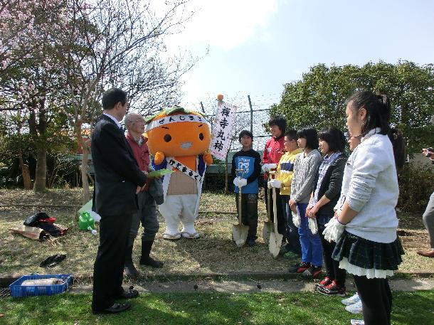 水野会長から育て方の説明を受ける小学生