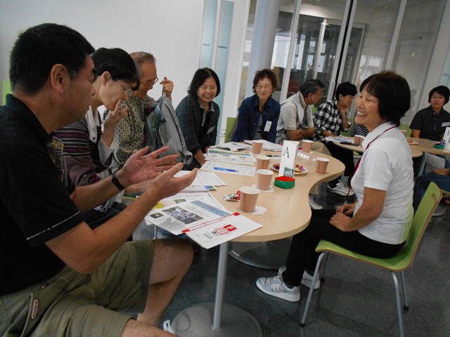 交流会。花が好きな仲間同士、話が弾みました。