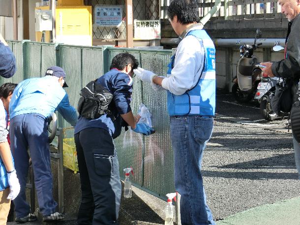 柿生駅北口駐輪場脇